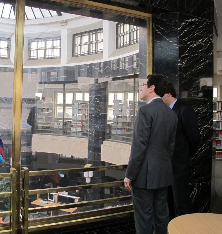 Pan velvyslanec si po příchodu prohlédl prostory knihovny a počítačové laboratoře v tzv. rotundě