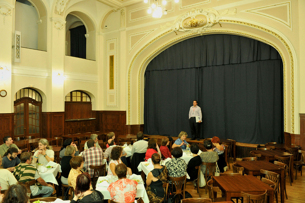 Ve čtvrtek 16. srpna se účastníci českého a ukrajinského semináře poprvé setkali na večeři v budově Židovské obce (Foto: Ibra Ibrahimovič)