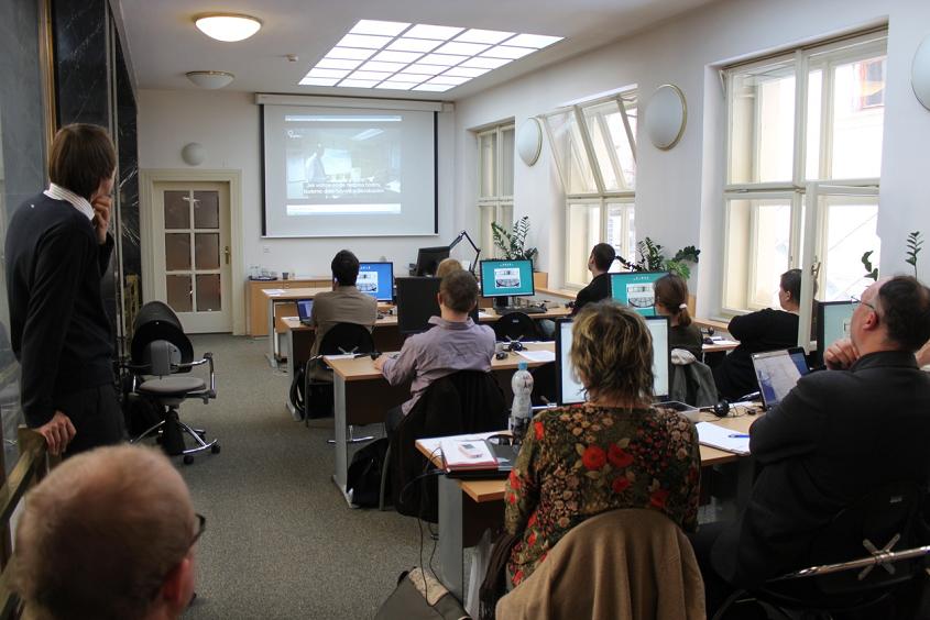 Účastníci semináře sledují krátké video o vzdělávacím využití svědectví o holocaustu