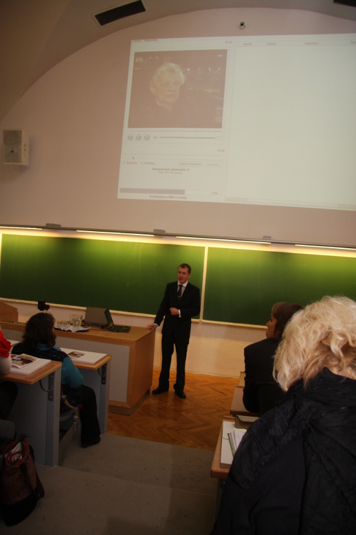 Jan Švec z Fakulty aplikovaných věd ZČU v Plzni během praktické ukázky fulltextového vyhledávání v audiovizuálních záznamech výpovědí pamětníků